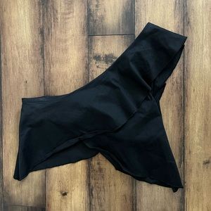 Lioness one shoulder cropped top